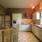 Rustic Charm, Modern Comfort Ferienhaus *