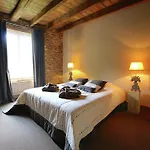 Rustic Charm, Modern Comfort Ferienhaus Latour